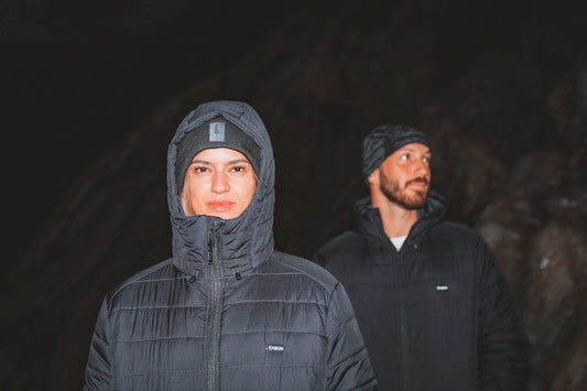 Eine Frau und ein Mann sind draussen und tragen die TreeJacket Insulated.